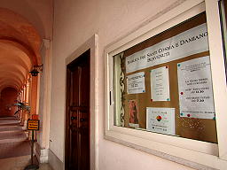 Il bersaglio HERITY all'ingresso della chiesa