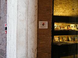 Il bersaglio HERITY all'ingresso del museo