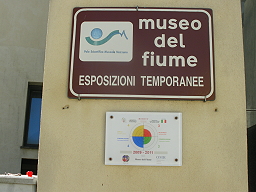 Il bersaglio HERITY affisso all'ingresso del museo