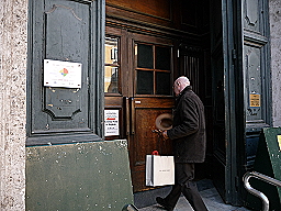 Il bersaglio all'ingresso della chiesa