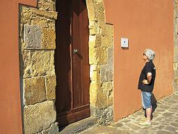 Il bersaglio HERITY affisso all'ingresso della chiesa