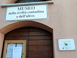 Il bersaglio HERITY affisso all'ingresso del museo