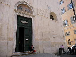 Il bersaglio all'ingresso della chiesa