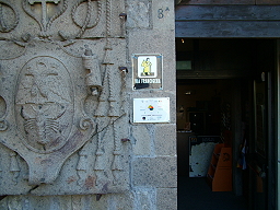 Il bersaglio HERITY affisso all'ingresso del museo