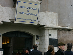 L'ingresso al museo con il bersaglio HERITY