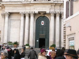 Il bersaglio all'ingresso della chiesa