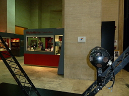 Il bersaglio affisso all'ingresso del Planetario